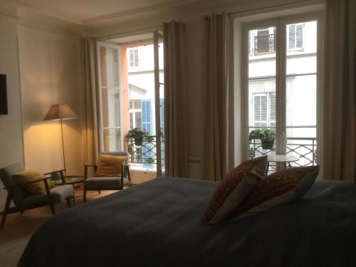 马赛10 rue Chevalier Roze的一间卧室设有一张床,享有阳台的景色