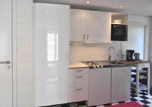 EkestadRoom In Ekestad的厨房配有白色橱柜和水槽