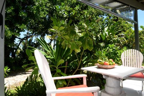 米申海滩思雅拉海滩小屋酒店的桌子和椅子上放着一碗水果