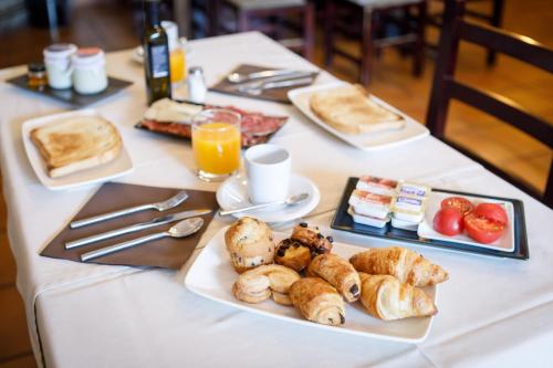 博索斯特HostalTina的一张桌子上放着一盘早餐食品