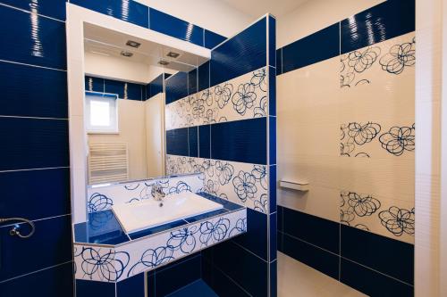 莫劳豪洛姆Lak6 Apartment的一间带水槽和镜子的浴室