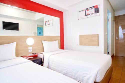 马尼拉Red Planet Ortigas的一间酒店客房,设有两张床和电视