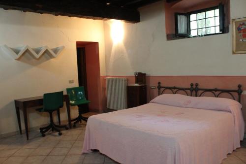 佛罗伦萨La Cascianella的一间卧室配有一张床和一张书桌
