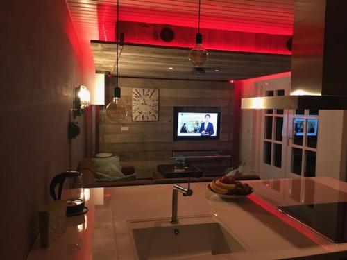 吉尔泽Villa Pats的一个带水槽的厨房和客房内的电视