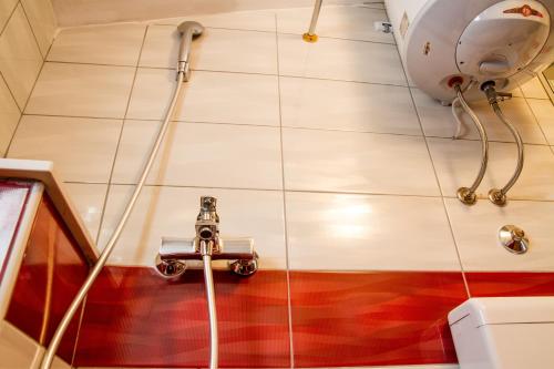 莫斯塔尔韩汽车旅馆的天花板上带软管的淋浴