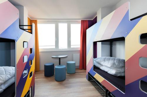 A＆O布拉格瑞亚酒店客房内的一张或多张双层床