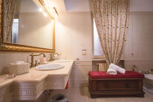 特拉尼B&B Imperiale的浴室配有盥洗盆、镜子和浴缸