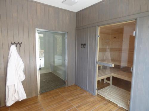 Saint-Christol-lès-AlèsMas d'Asvin & Spa的一间带步入式淋浴间和镜子的浴室
