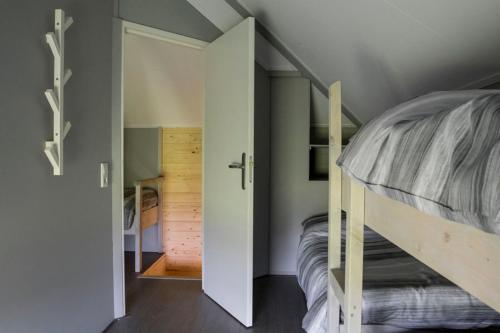 福尔特赫伊曾Camping Nieuw Romalo的一间小卧室,配有双层床和走廊