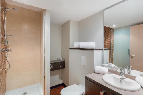 图瓦里日内瓦 - 图瓦里贝斯特维斯特公园酒店的一间带水槽、卫生间和淋浴的浴室