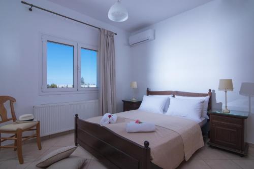 库基尼坎尼奥Casa Di Mario的卧室配有床、椅子和窗户。