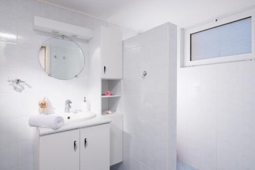 库基尼坎尼奥Casa Di Mario的白色的浴室设有水槽和镜子