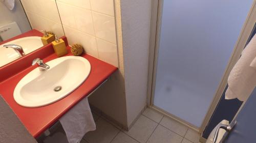 戴伊VVF Sud Vercors的一间带水槽和红色柜台的浴室