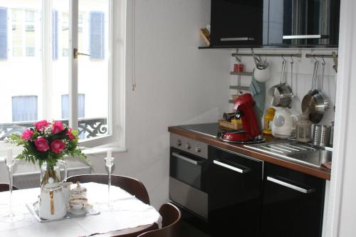 Appartement 3 pièces, Krutenau, Parking privé的厨房或小厨房