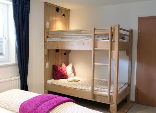 卡普尔Apart Riffla的一间卧室配有两张双层床。