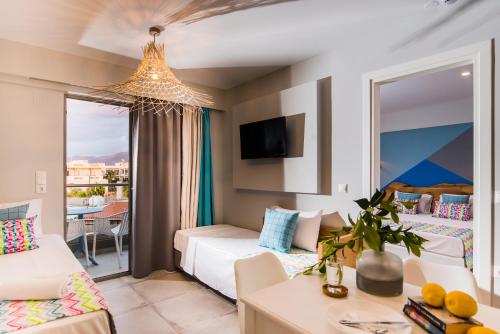 玛利亚Natali Apartments的酒店客房设有床和客厅。