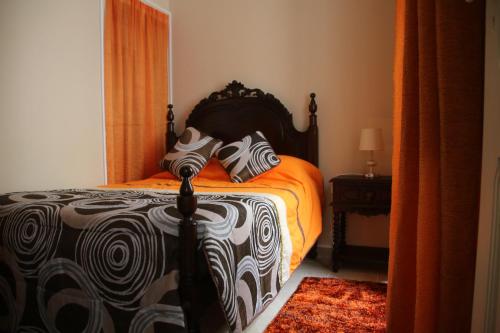 纳扎雷Salvador Beach House II的一间卧室配有一张带黑白色棉被的床