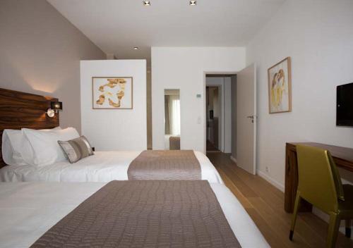 马赛阿普阿尔特酒店的酒店客房配有两张床和一张书桌