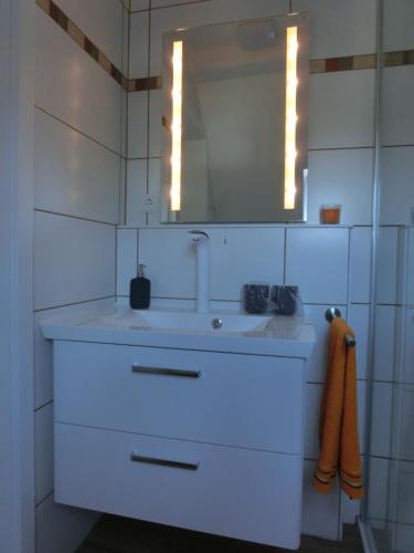 Kapellen-DrusweilerFerienhaus Cartoonwerkstatt的白色的浴室设有水槽和镜子
