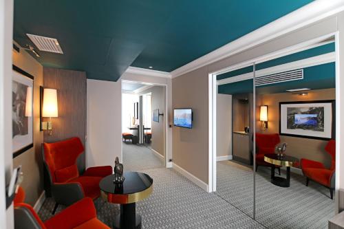 阿尔比奥奇美酒店的酒店客房带红色椅子,还有等候室