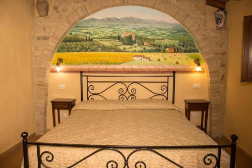 San TerenzianoAgriturismo La Casella的一间卧室配有一张壁画床