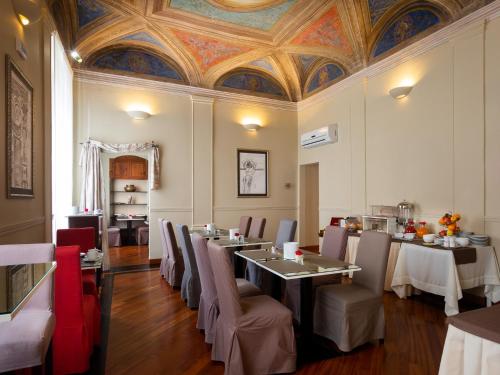 热那亚HNN Luxury Suites的一间带桌椅和天花板的用餐室