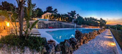 维耶斯泰Viestemare Resort & SPA的度假村内带岩石的游泳池
