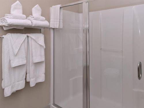 岩石丘Extended Stay America Suites - Rock Hill的带淋浴和白色毛巾的浴室