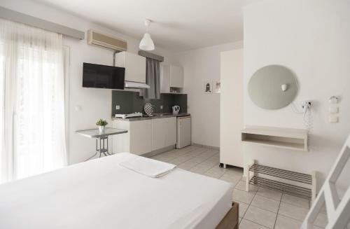 波利克罗诺Afkos Apartments的白色客房 - 带床和厨房
