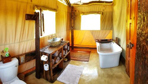 KlipdriftOuKlip Game Lodge的一间带卫生间和水槽的小浴室