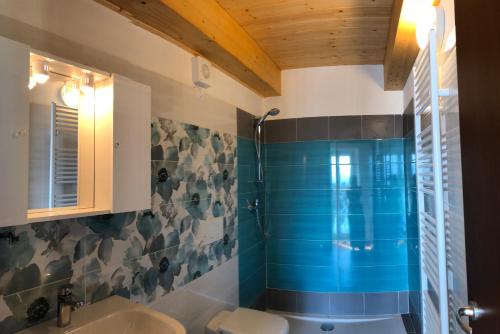 多马索Hotel Mojito的浴室设有水槽和蓝色瓷砖淋浴。