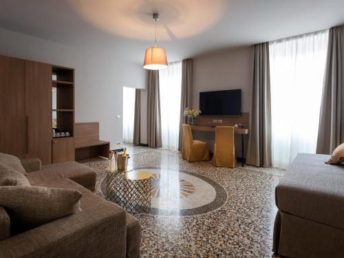 热那亚HNN Luxury Suites的客厅配有沙发和桌子