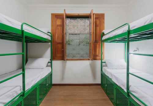 Br Hostel客房内的一张或多张双层床