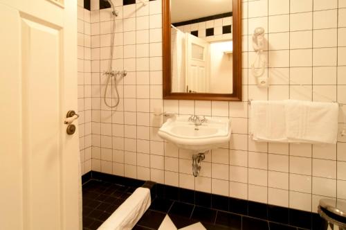 拉贝河畔乌斯季皮沃瓦纳莱切酒店的白色的浴室设有水槽和镜子