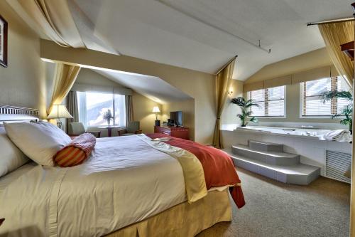 太阳峰太阳峰度假村的一间卧室设有一张大床和一个浴缸