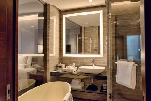 上海上海安曼纳卓悦大酒店的一间带水槽和镜子的浴室