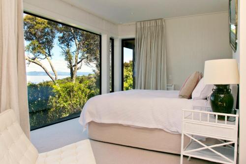 陶波The Point Luxury Villa的一间卧室设有一张床和一个大窗户