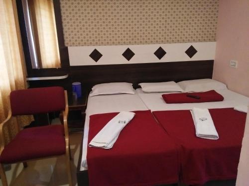 hotel sangeeth lodging客房内的一张或多张床位