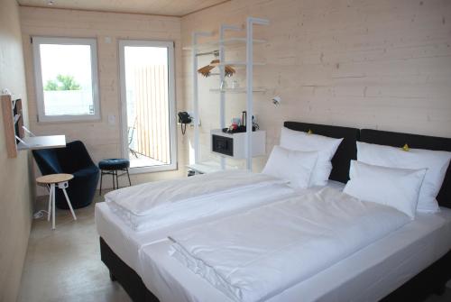 丁克尔斯比尔Schlafzimmer的一间卧室配有一张带白色床单的大床