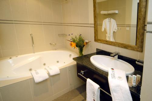 布兰太尔Sunbird Mount Soche的带浴缸、水槽和镜子的浴室