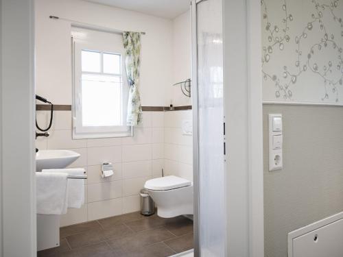 鲁斯特Villa Elsa的白色的浴室设有卫生间和水槽。