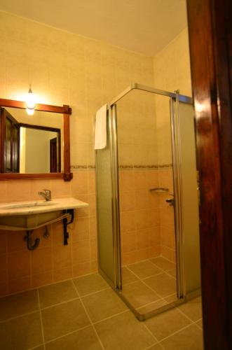 戈西克Olive Garden Apart Hotel的带淋浴和盥洗盆的浴室