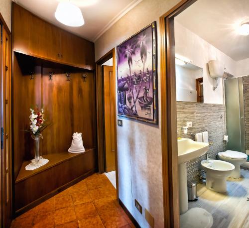 冈多菲堡Villalbert的一间带卫生间和水槽的浴室