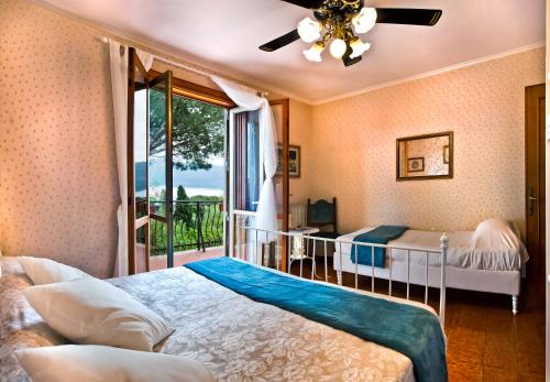 冈多菲堡Villalbert的一间带两张床的卧室和一个阳台