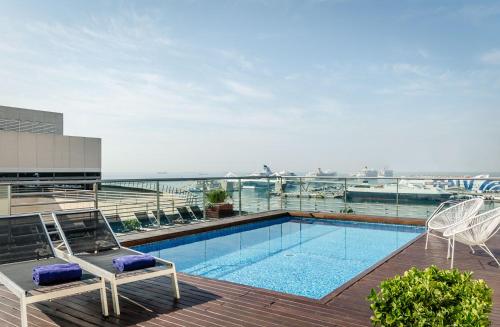 巴塞罗那欧洲之星玛莲娜大酒店的建筑物屋顶上的游泳池