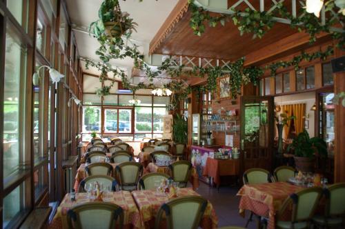 加瓦尔尼乐马博酒店的一间在房间内配有桌椅的餐厅