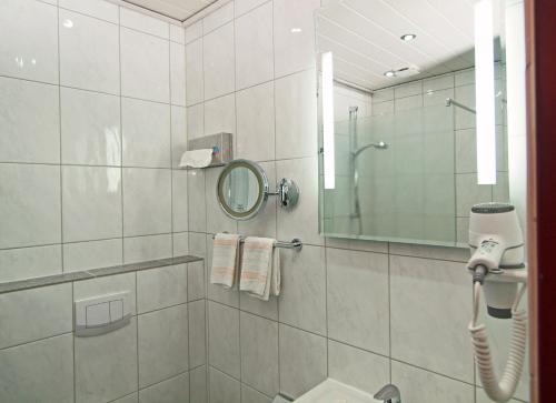 巴特伊堡菲森凯勒沃德酒店的带淋浴和镜子的浴室