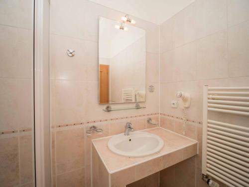 布拉格奥尔顿酒店的一间带水槽和镜子的浴室