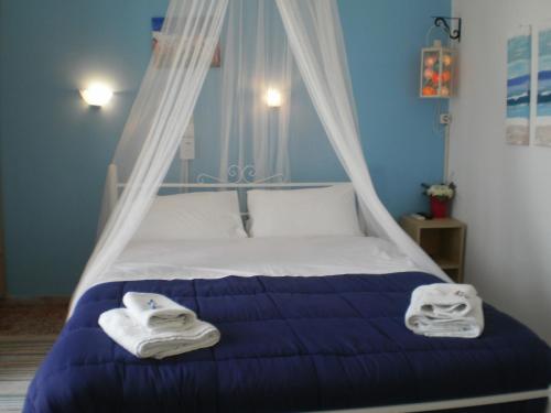 阿吉亚玛丽娜Sunrise Flora的一间卧室配有带毛巾的床