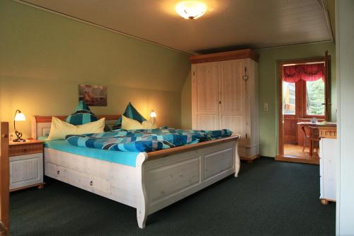 Ferienhaus Erzgebirge "An der Trebe" mit Kamin und Sauna客房内的一张或多张床位